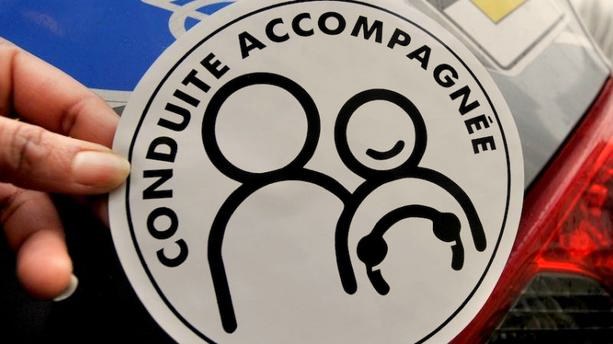 Comment faire la différence entre la conduite accompagnée et supervisée ?